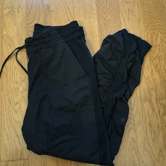 Lululemon black joggers - Picture 1 of 3